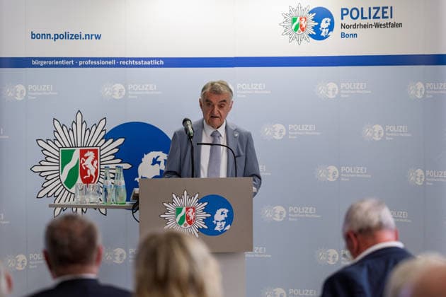 Zehn Jahre Kurve kriegen im Polizeipräsidium Bonn Die kriminalpräventive Initiative Kurve kriegen feiert im Polizeipräsidium Bonn zehnjähriges Bestehen. NRW-Innenminister Herbert REUL (CDU) würdigt mit Bürgermeisterin Ursula SAUTTER und Landrat Sebastian SCHUSTER das Programm gegen Jugendkriminalität, das gefährdete Jugendliche begleitet. Bonn Nordrhein-Westfalen Deutschland *** Ten Years of Kurve kriegen at the Bonn Police Headquarters The crime prevention initiative Kurve kriegen is celebrating its tenth anniversary at the Bonn Police Headquarters. North Rhine-Westphalia Interior Minister Herbert REUL (CDU), together with Mayor Ursula SAUTTER and District Administrator Sebastian SCHUSTER, pays tribute to the progr Copyright: xMarcxJohnx