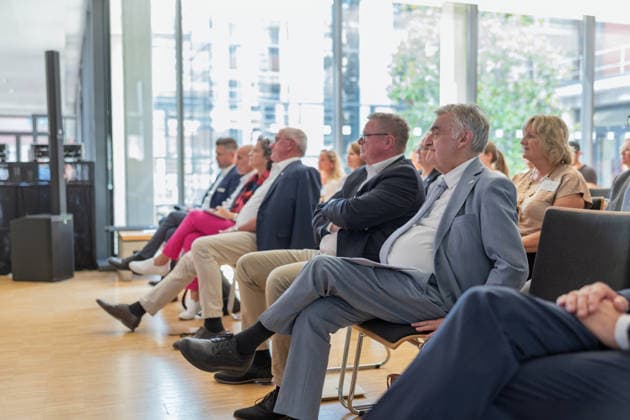 Zehn Jahre Kurve kriegen im Polizeipräsidium Bonn Landrat Rhein-Sieg-Kreis Sebastian SCHUSTER (CDU), Bonner Polizeipräsident Frank HOEVER, NRW Landesminister des Innern Herbert REUL (CDU) -Die kriminalpräventive Initiative Kurve kriegen feiert im Polizeipräsidium Bonn zehnjähriges Bestehen. NRW-Innenminister Herbert REUL (CDU) würdigt mit Bürgermeisterin Ursula SAUTTER und Landrat Sebastian SCHUSTER das Programm gegen Jugendkriminalität, das gefährdete Jugendliche begleitet. Bonn Nordrhein-Westfalen Deutschland *** Ten Years of Kurve kriegen at the Bonn Police Headquarters: Rhein-Sieg District Administrator Sebastian SCHUSTER (CDU), Bonn Police Chief Frank HOEVER, Herbert REUL (CDU), Minister of the Interior for Nort Copyright: xMarcxJohnx