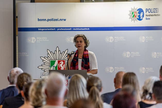 Zehn Jahre Kurve kriegen im Polizeipräsidium Bonn Bürgermeisterin der Stadt Bonn Dr. Ursula SAUTTER - Die kriminalpräventive Initiative Kurve kriegen feiert im Polizeipräsidium Bonn zehnjähriges Bestehen. NRW-Innenminister Herbert REUL (CDU) würdigt mit Bürgermeisterin Ursula SAUTTER und Landrat Sebastian SCHUSTER das Programm gegen Jugendkriminalität, das gefährdete Jugendliche begleitet. Bonn Nordrhein-Westfalen Deutschland *** Ten Years of Kurve kriegen at the Bonn Police Headquarters: Dr. Ursula SAUTTER, Mayor of Bonn. The crime prevention initiative Kurve kriegen celebrates its tenth anniversary at the Bonn Police Headquarters. North Rhine-Westphalia Interior Minister Herbert REUL (CDU) pays tribute alongside Copyright: xMarcxJohnx