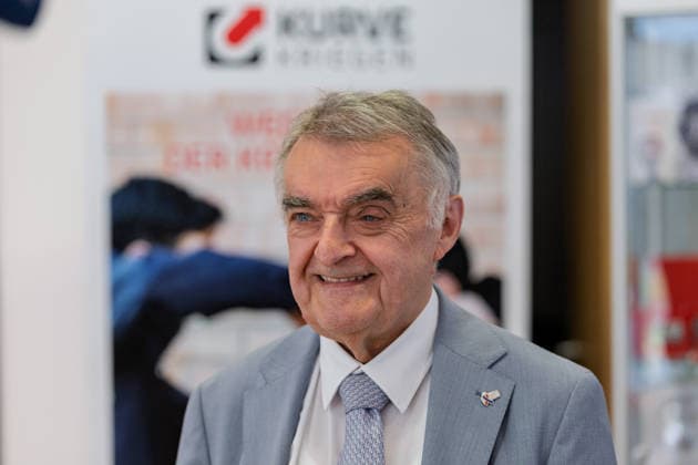 News Themen der Woche KW29 Zehn Jahre Kurve kriegen im Polizeipräsidium Bonn Die kriminalpräventive Initiative Kurve kriegen feiert im Polizeipräsidium Bonn zehnjähriges Bestehen. NRW-Innenminister Herbert REUL (CDU) würdigt mit Bürgermeisterin Ursula SAUTTER und Landrat Sebastian SCHUSTER das Programm gegen Jugendkriminalität, das gefährdete Jugendliche begleitet. Bonn Nordrhein-Westfalen Deutschland *** Ten Years of Kurve kriegen at the Bonn Police Headquarters The crime prevention initiative Kurve kriegen is celebrating its tenth anniversary at the Bonn Police Headquarters. North Rhine-Westphalia Interior Minister Herbert REUL (CDU), together with Mayor Ursula SAUTTER and District Administrator Sebastian SCHUSTER, pays tribute to the progr Copyright: xMarcxJohnx