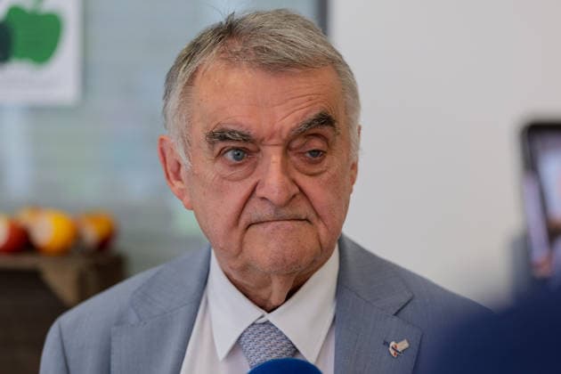 Zehn Jahre Kurve kriegen im Polizeipräsidium Bonn Die kriminalpräventive Initiative Kurve kriegen feiert im Polizeipräsidium Bonn zehnjähriges Bestehen. NRW-Innenminister Herbert REUL (CDU) würdigt mit Bürgermeisterin Ursula SAUTTER und Landrat Sebastian SCHUSTER das Programm gegen Jugendkriminalität, das gefährdete Jugendliche begleitet. Bonn Nordrhein-Westfalen Deutschland *** Ten Years of Kurve kriegen at the Bonn Police Headquarters The crime prevention initiative Kurve kriegen is celebrating its tenth anniversary at the Bonn Police Headquarters. North Rhine-Westphalia Interior Minister Herbert REUL (CDU), together with Mayor Ursula SAUTTER and District Administrator Sebastian SCHUSTER, pays tribute to the progr Copyright: xMarcxJohnx