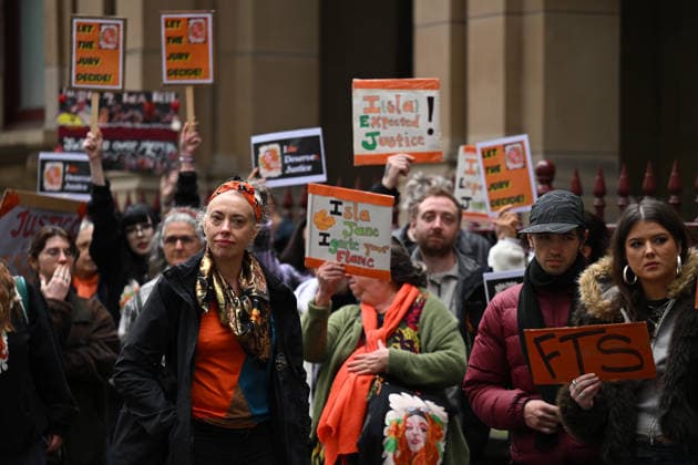 MARAT GANIEV COURT, Supporters of Isla Bell gather outside the Supreme Court of Victoria in Melbourne, Tuesday, July 14, 2026. ( NO ARCHIVING MELBOURNE VICTORIA AUSTRALIA  Copyright: xJAMESxROSSx 20260714118920384750
