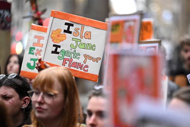MARAT GANIEV COURT, Placards are held up by supporters of Isla Bell outside the Supreme Court of Victoria in Melbourne, Tuesday, July 14, 2026. ( NO ARCHIVING MELBOURNE VICTORIA AUSTRALIA  Copyright: xJAMESxROSSx 20260714133937899540