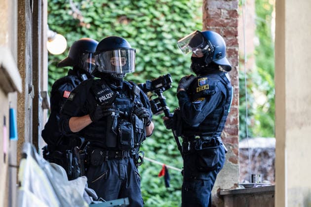 Polizei räumt besetztes Uni-Gebäude in frühen Morgenstunden Hausfriedensbruch nach Demo-Eskalation Die Polizei räumt seit dem 14.07.2026, 06:00 Uhr, in der Hein-Heckroth-Straße in Gießen ein von Demonstrierenden besetztes leerstehendes Gebäude der Justus-Liebig-Universität. Die Besetzung erfolgte am 11.07.2026, als rund 250 Teilnehmende eines angemeldeten Demonstrationszugs die abgesprochene Route verließen und über Ludwigsplatz, Ludwigstraße und Gartenstraße zur Hein-Heckroth-Straße zogen. Die JLU-Leitung stellte Strafantrag wegen Hausfriedensbruchs und Sachbeschädigung und ersuchte um Räumung. Eine niedrige dreistellige Anzahl an Polizistinnen und Polizisten des Polizeipräsidiums Mittelhessen ist im Einsatz, unterstüt