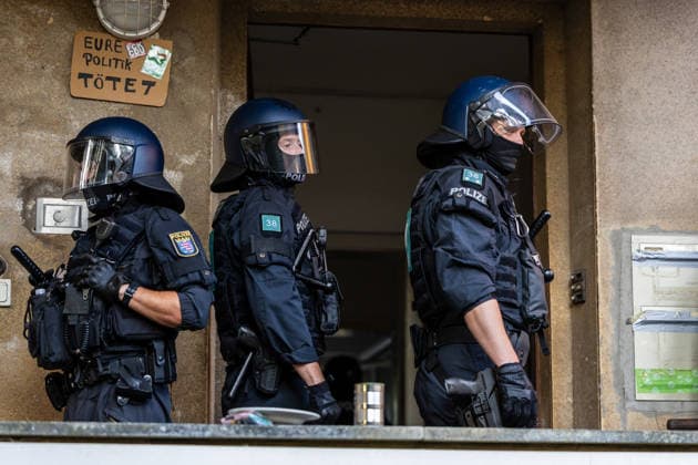 Polizei räumt besetztes Uni-Gebäude in frühen Morgenstunden Hausfriedensbruch nach Demo-Eskalation Die Polizei räumt seit dem 14.07.2026, 06:00 Uhr, in der Hein-Heckroth-Straße in Gießen ein von Demonstrierenden besetztes leerstehendes Gebäude der Justus-Liebig-Universität. Die Besetzung erfolgte am 11.07.2026, als rund 250 Teilnehmende eines angemeldeten Demonstrationszugs die abgesprochene Route verließen und über Ludwigsplatz, Ludwigstraße und Gartenstraße zur Hein-Heckroth-Straße zogen. Die JLU-Leitung stellte Strafantrag wegen Hausfriedensbruchs und Sachbeschädigung und ersuchte um Räumung. Eine niedrige dreistellige Anzahl an Polizistinnen und Polizisten des Polizeipräsidiums Mittelhessen ist im Einsatz, unterstüt