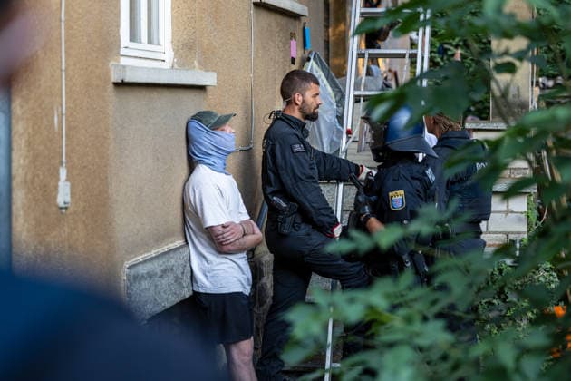 Polizei räumt besetztes Uni-Gebäude in frühen Morgenstunden Hausfriedensbruch nach Demo-Eskalation Die Polizei räumt seit dem 14.07.2026, 06:00 Uhr, in der Hein-Heckroth-Straße in Gießen ein von Demonstrierenden besetztes leerstehendes Gebäude der Justus-Liebig-Universität. Die Besetzung erfolgte am 11.07.2026, als rund 250 Teilnehmende eines angemeldeten Demonstrationszugs die abgesprochene Route verließen und über Ludwigsplatz, Ludwigstraße und Gartenstraße zur Hein-Heckroth-Straße zogen. Die JLU-Leitung stellte Strafantrag wegen Hausfriedensbruchs und Sachbeschädigung und ersuchte um Räumung. Eine niedrige dreistellige Anzahl an Polizistinnen und Polizisten des Polizeipräsidiums Mittelhessen ist im Einsatz, unterstüt