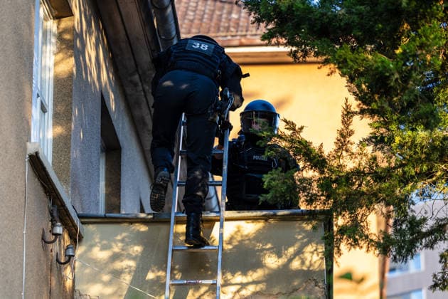 Polizei räumt besetztes Uni-Gebäude in frühen Morgenstunden Hausfriedensbruch nach Demo-Eskalation Die Polizei räumt seit dem 14.07.2026, 06:00 Uhr, in der Hein-Heckroth-Straße in Gießen ein von Demonstrierenden besetztes leerstehendes Gebäude der Justus-Liebig-Universität. Die Besetzung erfolgte am 11.07.2026, als rund 250 Teilnehmende eines angemeldeten Demonstrationszugs die abgesprochene Route verließen und über Ludwigsplatz, Ludwigstraße und Gartenstraße zur Hein-Heckroth-Straße zogen. Die JLU-Leitung stellte Strafantrag wegen Hausfriedensbruchs und Sachbeschädigung und ersuchte um Räumung. Eine niedrige dreistellige Anzahl an Polizistinnen und Polizisten des Polizeipräsidiums Mittelhessen ist im Einsatz, unterstüt