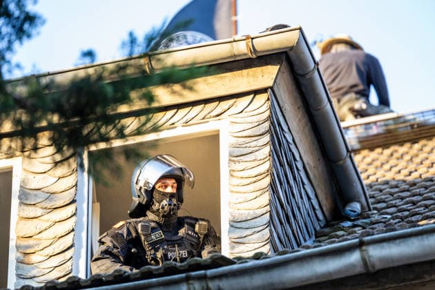 Polizei räumt besetztes Uni-Gebäude in frühen Morgenstunden Hausfriedensbruch nach Demo-Eskalation Die Polizei räumt seit dem 14.07.2026, 06:00 Uhr, in der Hein-Heckroth-Straße in Gießen ein von Demonstrierenden besetztes leerstehendes Gebäude der Justus-Liebig-Universität. Die Besetzung erfolgte am 11.07.2026, als rund 250 Teilnehmende eines angemeldeten Demonstrationszugs die abgesprochene Route verließen und über Ludwigsplatz, Ludwigstraße und Gartenstraße zur Hein-Heckroth-Straße zogen. Die JLU-Leitung stellte Strafantrag wegen Hausfriedensbruchs und Sachbeschädigung und ersuchte um Räumung. Eine niedrige dreistellige Anzahl an Polizistinnen und Polizisten des Polizeipräsidiums Mittelhessen ist im Einsatz, unterstüt