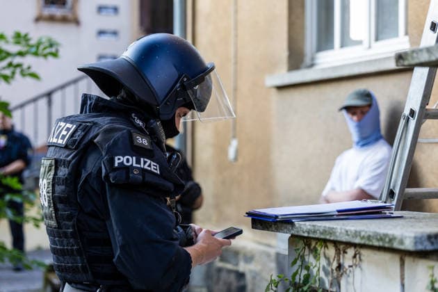 News Themen der Woche KW29 Polizei räumt besetztes Uni-Gebäude in frühen Morgenstunden Hausfriedensbruch nach Demo-Eskalation Die Polizei räumt seit dem 14.07.2026, 06:00 Uhr, in der Hein-Heckroth-Straße in Gießen ein von Demonstrierenden besetztes leerstehendes Gebäude der Justus-Liebig-Universität. Die Besetzung erfolgte am 11.07.2026, als rund 250 Teilnehmende eines angemeldeten Demonstrationszugs die abgesprochene Route verließen und über Ludwigsplatz, Ludwigstraße und Gartenstraße zur Hein-Heckroth-Straße zogen. Die JLU-Leitung stellte Strafantrag wegen Hausfriedensbruchs und Sachbeschädigung und ersuchte um Räumung. Eine niedrige dreistellige Anzahl an Polizistinnen und Polizisten des Polizeipräsidiums Mittelhessen ist im Einsatz, unterstüt