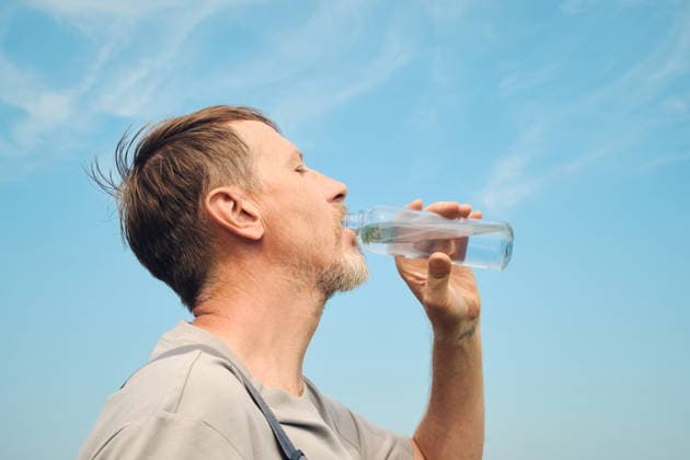 Ein älterer Mann trinkt an einem sonnigen Tag erfrischendes Wasser aus einer Glasflasche Mature man drinking refreshing water from glass bottle on a sunny day (License=RF) ,model released, Symbolfoto Copyright: xZoonar.com ElenaxNazarovax 25324485 ,model released, Symbolfoto ,property released