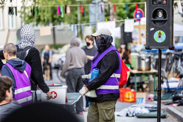 Polizei räumt besetztes Uni-Gebäude in frühen Morgenstunden Hausfriedensbruch nach Demo-Eskalation Die Polizei räumt seit dem 14.07.2026, 06:00 Uhr, in der Hein-Heckroth-Straße in Gießen ein von Demonstrierenden besetztes leerstehendes Gebäude der Justus-Liebig-Universität. Die Besetzung erfolgte am 11.07.2026, als rund 250 Teilnehmende eines angemeldeten Demonstrationszugs die abgesprochene Route verließen und über Ludwigsplatz, Ludwigstraße und Gartenstraße zur Hein-Heckroth-Straße zogen. Die JLU-Leitung stellte Strafantrag wegen Hausfriedensbruchs und Sachbeschädigung und ersuchte um Räumung. Eine niedrige dreistellige Anzahl an Polizistinnen und Polizisten des Polizeipräsidiums Mittelhessen ist im Einsatz, unterstüt