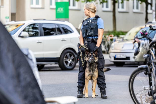 Polizei räumt besetztes Uni-Gebäude in frühen Morgenstunden Hausfriedensbruch nach Demo-Eskalation Die Polizei räumt seit dem 14.07.2026, 06:00 Uhr, in der Hein-Heckroth-Straße in Gießen ein von Demonstrierenden besetztes leerstehendes Gebäude der Justus-Liebig-Universität. Die Besetzung erfolgte am 11.07.2026, als rund 250 Teilnehmende eines angemeldeten Demonstrationszugs die abgesprochene Route verließen und über Ludwigsplatz, Ludwigstraße und Gartenstraße zur Hein-Heckroth-Straße zogen. Die JLU-Leitung stellte Strafantrag wegen Hausfriedensbruchs und Sachbeschädigung und ersuchte um Räumung. Eine niedrige dreistellige Anzahl an Polizistinnen und Polizisten des Polizeipräsidiums Mittelhessen ist im Einsatz, unterstüt