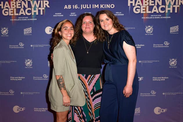 Gast, Eva Müller und Isabel Schneider bei der Premiere des Dokumentarfilms Was haben wir gelacht im Kino International. Berlin, 13.07.2026 *** Guest, Eva Müller, and Isabel Schneider at the premiere of the documentary *Was haben wir gelacht* at Kino International in Berlin, July 13, 2026 Foto:xM.xBehrensx xFuturexImagex gelacht_berlin_6734