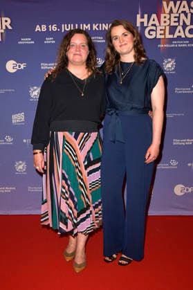 Eva Müller und Isabel Schneider bei der Premiere des Dokumentarfilms Was haben wir gelacht im Kino International. Berlin, 13.07.2026 *** Eva Müller and Isabel Schneider at the premiere of the documentary *Was haben wir gelacht* at Kino International in Berlin, July 13, 2026 Foto:xM.xBehrensx xFuturexImagex gelacht_berlin_6735