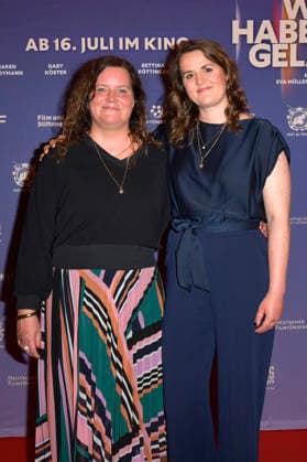 Eva Müller und Isabel Schneider bei der Premiere des Dokumentarfilms Was haben wir gelacht im Kino International. Berlin, 13.07.2026 *** Eva Müller and Isabel Schneider at the premiere of the documentary *Was haben wir gelacht* at Kino International in Berlin, July 13, 2026 Foto:xM.xBehrensx xFuturexImagex gelacht_berlin_6736