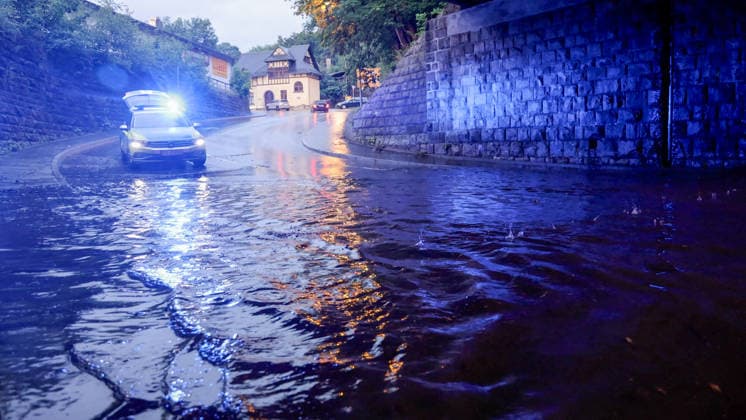 Eine heftige Unwetterfront erreichte am Dienstagmorgen gegen 5 Uhr Sachsen und hier vor allem den Erzgebirgskreis. Heftige Blitzentladungen und intensiver Starkregen sorgten für zahlreiche Feuerwehreinsätze. In Annaberg-Buchholz kamen die Feuerwehren aus Annaberg, Buchholz und Frohnau zum Einsatz. Auf der Talstraße stand die Bahnunterführung unter Wasser. Ein PKW stand im Wasser. Die Feuerwehr musste die Gullys öffnen, damit das Wasser abfließen konnte. Danach wurde die Fahrbahn gereinigt. Auf der Hüttengrundstraße Sehmatalstraße gingen Schlammmassen ab. Die Feuerwehr reinigte hier die Fahrbahn. Die Kameraden waren knapp 5 Stunden im Einsatz. Einsatzleiter Heiko Pietzsch: Es hat den Stadtkern voll getroffen. Es waren sehr viele B
