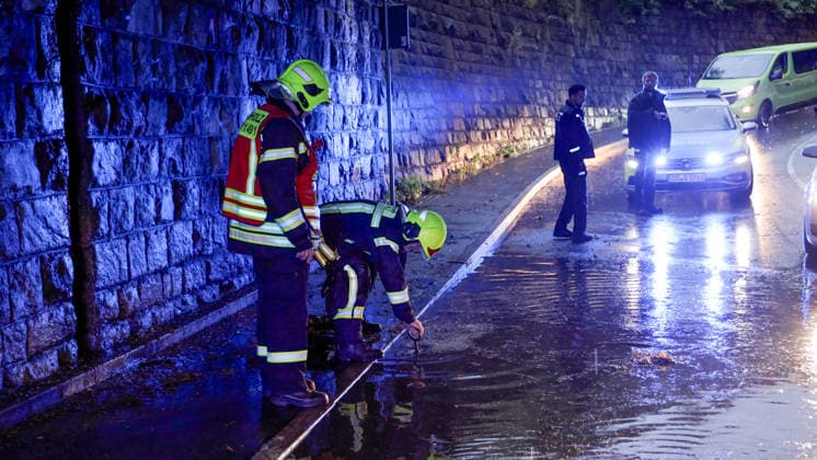 Eine heftige Unwetterfront erreichte am Dienstagmorgen gegen 5 Uhr Sachsen und hier vor allem den Erzgebirgskreis. Heftige Blitzentladungen und intensiver Starkregen sorgten für zahlreiche Feuerwehreinsätze. In Annaberg-Buchholz kamen die Feuerwehren aus Annaberg, Buchholz und Frohnau zum Einsatz. Auf der Talstraße stand die Bahnunterführung unter Wasser. Ein PKW stand im Wasser. Die Feuerwehr musste die Gullys öffnen, damit das Wasser abfließen konnte. Danach wurde die Fahrbahn gereinigt. Auf der Hüttengrundstraße Sehmatalstraße gingen Schlammmassen ab. Die Feuerwehr reinigte hier die Fahrbahn. Die Kameraden waren knapp 5 Stunden im Einsatz. Einsatzleiter Heiko Pietzsch: Es hat den Stadtkern voll getroffen. Es waren sehr viele B