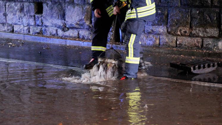 Eine heftige Unwetterfront erreichte am Dienstagmorgen gegen 5 Uhr Sachsen und hier vor allem den Erzgebirgskreis. Heftige Blitzentladungen und intensiver Starkregen sorgten für zahlreiche Feuerwehreinsätze. In Annaberg-Buchholz kamen die Feuerwehren aus Annaberg, Buchholz und Frohnau zum Einsatz. Auf der Talstraße stand die Bahnunterführung unter Wasser. Ein PKW stand im Wasser. Die Feuerwehr musste die Gullys öffnen, damit das Wasser abfließen konnte. Danach wurde die Fahrbahn gereinigt. Auf der Hüttengrundstraße Sehmatalstraße gingen Schlammmassen ab. Die Feuerwehr reinigte hier die Fahrbahn. Die Kameraden waren knapp 5 Stunden im Einsatz. Einsatzleiter Heiko Pietzsch: Es hat den Stadtkern voll getroffen. Es waren sehr viele B