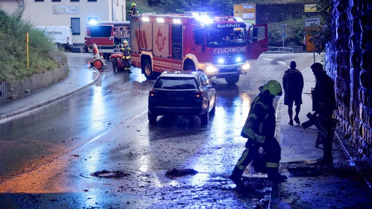 Eine heftige Unwetterfront erreichte am Dienstagmorgen gegen 5 Uhr Sachsen und hier vor allem den Erzgebirgskreis. Heftige Blitzentladungen und intensiver Starkregen sorgten für zahlreiche Feuerwehreinsätze. In Annaberg-Buchholz kamen die Feuerwehren aus Annaberg, Buchholz und Frohnau zum Einsatz. Auf der Talstraße stand die Bahnunterführung unter Wasser. Ein PKW stand im Wasser. Die Feuerwehr musste die Gullys öffnen, damit das Wasser abfließen konnte. Danach wurde die Fahrbahn gereinigt. Auf der Hüttengrundstraße Sehmatalstraße gingen Schlammmassen ab. Die Feuerwehr reinigte hier die Fahrbahn. Die Kameraden waren knapp 5 Stunden im Einsatz. Einsatzleiter Heiko Pietzsch: Es hat den Stadtkern voll getroffen. Es waren sehr viele B
