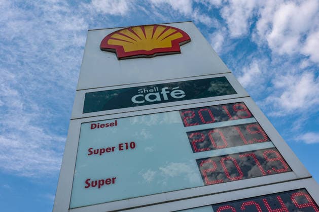 Wie ist die weitere Entwicklung der Spritpreise? SHELL Tankstelle in Siegen am Morgen. Der aktuelle Preis fuer (für) Diesel, Super E10 und Super liegt ueber (über) 2 Euro. Tankstelle, Spritpreise am 14.07.2026 in Siegen Deutschland. *** What is the latest on fuel prices at the SHELL gas station in Siegen this morning? The current price for diesel, Super E10, and Super is over 2 euros. Gas station fuel prices on July 14, 2026, in Siegen, Germany