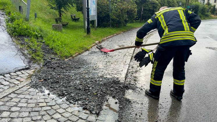 Eine heftige Unwetterfront erreichte am Dienstagmorgen gegen 5 Uhr Sachsen und hier vor allem den Erzgebirgskreis. Heftige Blitzentladungen und intensiver Starkregen sorgten für zahlreiche Feuerwehreinsätze. In Annaberg-Buchholz kamen die Feuerwehren aus Annaberg, Buchholz und Frohnau zum Einsatz. Auf der Talstraße stand die Bahnunterführung unter Wasser. Ein PKW stand im Wasser. Die Feuerwehr musste die Gullys öffnen, damit das Wasser abfließen konnte. Danach wurde die Fahrbahn gereinigt. Auf der Hüttengrundstraße Sehmatalstraße gingen Schlammmassen ab. Die Feuerwehr reinigte hier die Fahrbahn. Die Kameraden waren knapp 5 Stunden im Einsatz. Einsatzleiter Heiko Pietzsch: Es hat den Stadtkern voll getroffen. Es waren sehr viele B