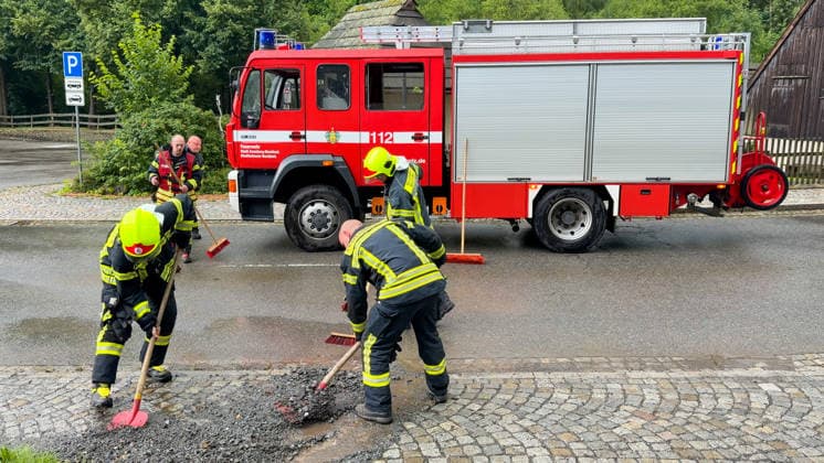 Eine heftige Unwetterfront erreichte am Dienstagmorgen gegen 5 Uhr Sachsen und hier vor allem den Erzgebirgskreis. Heftige Blitzentladungen und intensiver Starkregen sorgten für zahlreiche Feuerwehreinsätze. In Annaberg-Buchholz kamen die Feuerwehren aus Annaberg, Buchholz und Frohnau zum Einsatz. Auf der Talstraße stand die Bahnunterführung unter Wasser. Ein PKW stand im Wasser. Die Feuerwehr musste die Gullys öffnen, damit das Wasser abfließen konnte. Danach wurde die Fahrbahn gereinigt. Auf der Hüttengrundstraße Sehmatalstraße gingen Schlammmassen ab. Die Feuerwehr reinigte hier die Fahrbahn. Die Kameraden waren knapp 5 Stunden im Einsatz. Einsatzleiter Heiko Pietzsch: Es hat den Stadtkern voll getroffen. Es waren sehr viele B