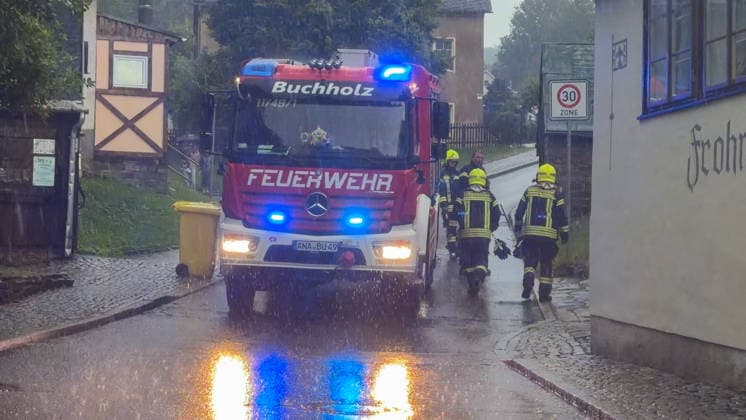 Eine heftige Unwetterfront erreichte am Dienstagmorgen gegen 5 Uhr Sachsen und hier vor allem den Erzgebirgskreis. Heftige Blitzentladungen und intensiver Starkregen sorgten für zahlreiche Feuerwehreinsätze. In Annaberg-Buchholz kamen die Feuerwehren aus Annaberg, Buchholz und Frohnau zum Einsatz. Auf der Talstraße stand die Bahnunterführung unter Wasser. Ein PKW stand im Wasser. Die Feuerwehr musste die Gullys öffnen, damit das Wasser abfließen konnte. Danach wurde die Fahrbahn gereinigt. Auf der Hüttengrundstraße Sehmatalstraße gingen Schlammmassen ab. Die Feuerwehr reinigte hier die Fahrbahn. Die Kameraden waren knapp 5 Stunden im Einsatz. Einsatzleiter Heiko Pietzsch: Es hat den Stadtkern voll getroffen. Es waren sehr viele B