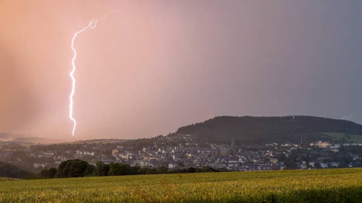 Eine heftige Unwetterfront erreichte am Dienstagmorgen gegen 5 Uhr Sachsen und hier vor allem den Erzgebirgskreis. Heftige Blitzentladungen und intensiver Starkregen sorgten für zahlreiche Feuerwehreinsätze. In Annaberg-Buchholz kamen die Feuerwehren aus Annaberg, Buchholz und Frohnau zum Einsatz. Auf der Talstraße stand die Bahnunterführung unter Wasser. Ein PKW stand im Wasser. Die Feuerwehr musste die Gullys öffnen, damit das Wasser abfließen konnte. Danach wurde die Fahrbahn gereinigt. Auf der Hüttengrundstraße Sehmatalstraße gingen Schlammmassen ab. Die Feuerwehr reinigte hier die Fahrbahn. Die Kameraden waren knapp 5 Stunden im Einsatz. Einsatzleiter Heiko Pietzsch: Es hat den Stadtkern voll getroffen. Es waren sehr viele B