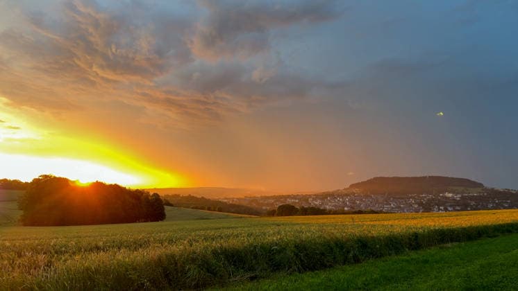 Eine heftige Unwetterfront erreichte am Dienstagmorgen gegen 5 Uhr Sachsen und hier vor allem den Erzgebirgskreis. Heftige Blitzentladungen und intensiver Starkregen sorgten für zahlreiche Feuerwehreinsätze. In Annaberg-Buchholz kamen die Feuerwehren aus Annaberg, Buchholz und Frohnau zum Einsatz. Auf der Talstraße stand die Bahnunterführung unter Wasser. Ein PKW stand im Wasser. Die Feuerwehr musste die Gullys öffnen, damit das Wasser abfließen konnte. Danach wurde die Fahrbahn gereinigt. Auf der Hüttengrundstraße Sehmatalstraße gingen Schlammmassen ab. Die Feuerwehr reinigte hier die Fahrbahn. Die Kameraden waren knapp 5 Stunden im Einsatz. Einsatzleiter Heiko Pietzsch: Es hat den Stadtkern voll getroffen. Es waren sehr viele B