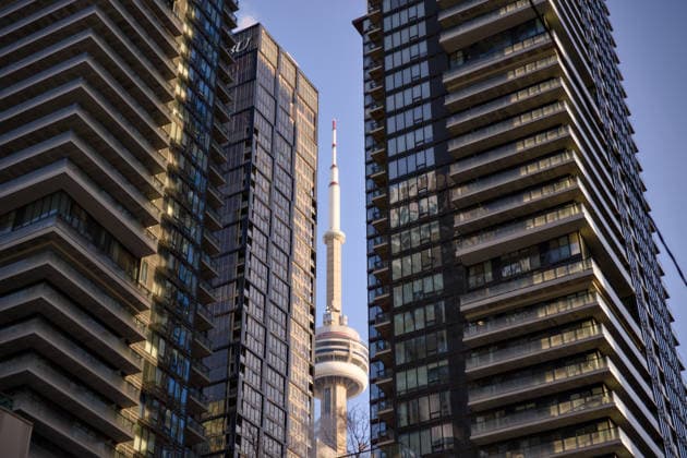 Creative Highlights World Der CN Tower ragt zwischen zwei Wolkenkratzern aus dunklem Glas hervor ? Toronto, Kanada The CN Tower rises between two dark glass skyscrapers in downtown Toronto, Canada (License=RF) Copyright: xZoonar.com andrei_moiseiix 25327985
