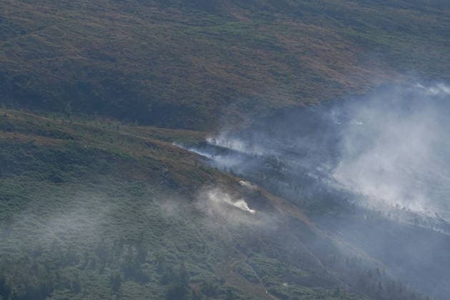 Firefighters battle moorland blaze near Dovestone Reservoir of Manchester SADDLESWORTH, UNITED KINGDOM - JULY 14: Firefighters tackle a moorland fire near Dovestone Reservoir in Saddlesworth, Manchester, United Kingdom on 14 July 2026. Loannis Alexopoulos Anadolu Manchester United Kingdom. Editorial use only. Please get in touch for any other usage.  Copyright: x2026xAnadoluxLoannisxAlexopoulosx