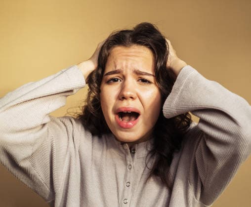 Junge Frau mit starken Kopfschmerzen und Schmerzen, Nahaufnahme Young woman experiencing severe headache and suffering, close-up portrait over beige background. (License=RF) ,model released, Symbolfoto Copyright: xZoonar.com RaisaxKanarevax 25330260 ,model released, Symbolfoto ,property released