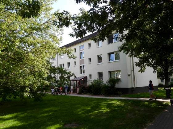 CNTV TODESTRAUER- Gedenken fuer das 15 jaehrige getoetete Maedchen vor dem Wohnhaus 13.07.2026 Hamburg - Bramfeld Am Abend versammelten sich ca. 50 Menschen um dem getoeteten 15-jaehrigen zu Gedenken. Freunde, nachbarn und Schulkameraden gedachten dem Mädchen,legten Blumen und Plueschtiere nieder zuendeten Kerzen an und ließen Luftballons mit kleinen Wunschzetteln in die Luft steigen Hamburg Deutschland *** CNTV MOURNING Memorial for the 15-year-old girl who was killed in front of her apartment building on July 13, 2026, in Hamburg-Bramfeld. In the evening, about 50 people gathered to commemorate the 15-year-old who was killed. Friends, neighbors, and classmates paid tribute to the girl, laid down flowers and stuffed animals, lit candles