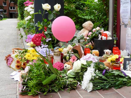CNTV TODESTRAUER- Gedenken fuer das 15 jaehrige getoetete Maedchen vor dem Wohnhaus 13.07.2026 Hamburg - Bramfeld Am Abend versammelten sich ca. 50 Menschen um dem getoeteten 15-jaehrigen zu Gedenken. Freunde, nachbarn und Schulkameraden gedachten dem Mädchen,legten Blumen und Plueschtiere nieder zuendeten Kerzen an und ließen Luftballons mit kleinen Wunschzetteln in die Luft steigen Hamburg Deutschland *** CNTV MOURNING Memorial for the 15-year-old girl who was killed in front of her apartment building on July 13, 2026, in Hamburg-Bramfeld. In the evening, about 50 people gathered to commemorate the 15-year-old who was killed. Friends, neighbors, and classmates paid tribute to the girl, laid down flowers and stuffed animals, lit candles