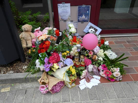 CNTV TODESTRAUER-Gedenken für das 15 jaehrige getoetete Maedchen vor dem Wohnhaus 13.07.2026 Hamburg - Bramfeld Am Abend versammelten sich ca. 50 Menschen um dem getoeteten 15-jaehrigen zu Gedenken. Freunde, nachbarn und Schulkameraden gedachten dem Mädchen,legten Blumen und Plueschtiere nieder zuendeten Kerzen an und ließen Luftballons mit kleinen Wunschzetteln in die Luft steigen Hamburg Deutschland *** CNTV MOURNING: Memorial for the 15-year-old girl who was killed in front of her apartment building, July 13, 2026, Hamburg, Bramfeld. In the evening, about 50 people gathered to commemorate the 15-year-old who was killed. Friends, neighbors, and schoolmates paid tribute to the girl, laid down flowers and stuffed animals, lit candles, a