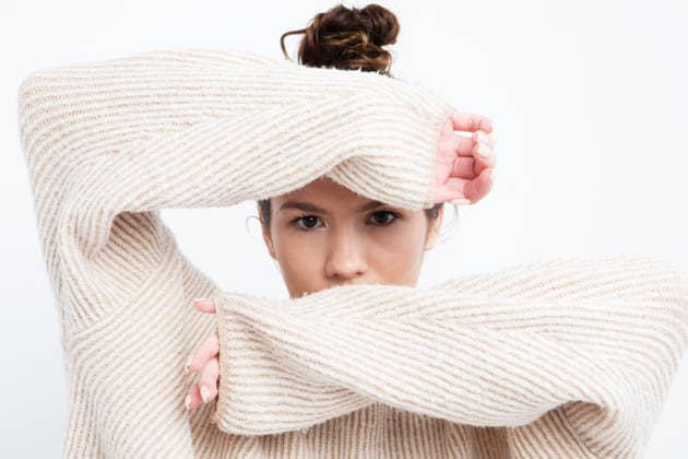 Hübsche junge brünette Frau in einem beigen Pullover vor weißem Hintergrund. Modekonzept. Pretty young woman wearing beige sweater over white background. Fashion concept. (License=RF) ,model released, Symbolfoto Copyright: xZoonar.com RaisaxKanarevax 25330443 ,model released, Symbolfoto ,property released