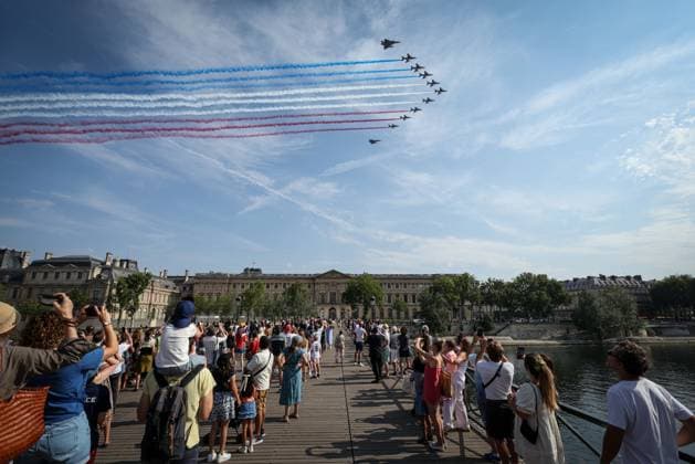 Paris, France le 14 juillet 2026 - Ambiances sur le pont des arts lors du defile aerien du 14 juillet - Atmospheres on the pont des arts during the aer parade of July 14 Ici la patrouille de France  Copyright: xSebastienxTOUBONx
