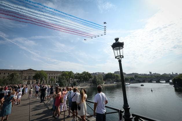 Paris, France le 14 juillet 2026 - Ambiances sur le pont des arts lors du defile aerien du 14 juillet - Atmospheres on the pont des arts during the aer parade of July 14 Ici la patrouille de France  Copyright: xSebastienxTOUBONx