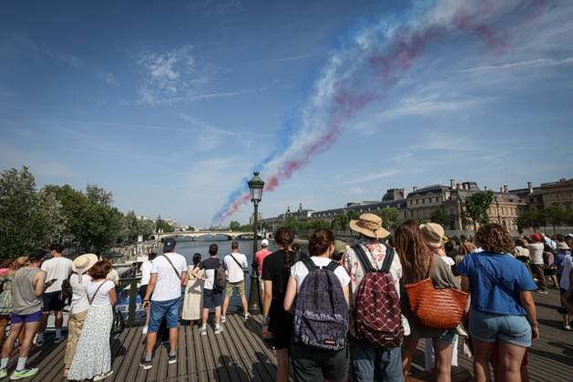 Paris, France le 14 juillet 2026 - Ambiances sur le pont des arts lors du defile aerien du 14 juillet - Atmospheres on the pont des arts during the aer parade of July 14 Ici la patrouille de France  Copyright: xSebastienxTOUBONx