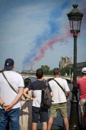 Paris, France le 14 juillet 2026 - Ambiances sur le pont des arts lors du defile aerien du 14 juillet - Atmospheres on the pont des arts during the aer parade of July 14 Ici la patrouille de France  Copyright: xSebastienxTOUBONx