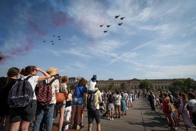 Paris, France le 14 juillet 2026 - Ambiances sur le pont des arts lors du defile aerien du 14 juillet - Atmospheres on the pont des arts during the aer parade of July 14  Copyright: xSebastienxTOUBONx
