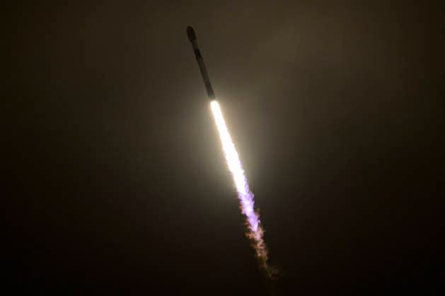 July 14, 2026, Cape Canaveral, Florida, USA: A SpaceX Falcon 9 rocket carrying 29 Starlink satellites, lifts off from Space Launch Complex-40 at Cape Canaveral Space Force Station, Florida, at 5:10 a.m. EDT on July 14, 2026. Cape Canaveral USA - ZUMAb268 20260714_znp_b268_002 Copyright: xJenniferxBriggsx