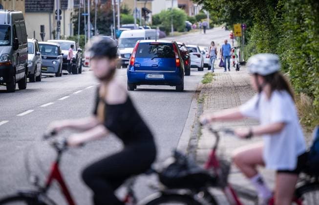 Schulweg in Mülheim an der Ruhr ** NUR FÜR REDAKTIONELLE ZWECKE ** EDITORIAL USE ONLY **<p>Kinder überqueren am Dienstagmorgen, 14.07.2026, mit ihren Rädern die Kleiststraße in Mülheim an der Ruhr. Deutschland NRW Mülheim an der Ruhr Copyright: MartinxMöller *** On the Way to School in Mülheim an der Ruhr ** FOR EDITORIAL USE ONLY ** EDITORIAL USE ONLY ** p Children cross Kleiststraße on their bikes on Tuesday morning, July 14, 2026, in Mülheim an der Ruhr, Germany, North Rhine-Westphalia (NRW), Mülheim an der Ruhr. Copyright MartinxMöller Copyright: MartinxMöller doc86pncvylpvniqx42n9c ,EDITORIAL USE ONLY