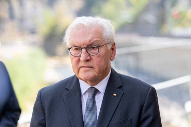 Ausstellungseröffnung We AHR strong - Fünf Jahre Flutkatastrophe Ahrtal Bundespräsident Frank-Walter STEINMEIER und Ministerpräsident Gordon SCHNIEDER bei der Eröffnung der Freilichtausstellung We AHR strong. Fünf Jahre, ein neuer Blick in Altenahr. Die Ausstellung des Kreises Ahrweiler zeigt Porträts von Überlebenden der Flutkatastrophe vom 14. Juli 2021. Altenahr Rheinland-Pfalz Deutschland *** Exhibition Opening: We AHR strong—Five Years Since the Ahr Valley Flood Disaster Federal President Frank Walter STEINMEIER and Minister President Gordon SCHNIEDER at the opening of the outdoor exhibition We AHR strong—Five Years, A New Perspective in Altenahr. The exhibition organized by the Ahrweiler District features portraits of Copyright: xMarcxJohnx