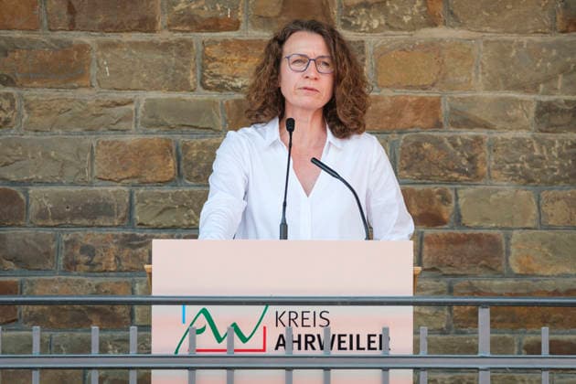 Ausstellungseroeffnung von We AHR strong. Fuenf Jahre, ein neuer Blick in Altenahr (Foto vom 14.07.2026: Cornelia Weigand, Landraetin, Kreis Ahrweiler). Ueber 60 Portraets und dazu persoenliche Geschichten: Die Freiluftausstellung We AHR strong. Fuenf Jahre, ein neuer Blick rueckt fuenf Jahre nach der Flutkatastrophe die Menschen im Ahrtal in den Fokus. Die Praesentation soll zurueckblicken und nach vorne schauen. Bis zum 24. August sind entlang der Ahr in Altenahr, Bad Neuenahr-Ahrweiler, Sinzig und Schuld die Portraets des Fotografen Ruben Timman vom Museum of Humanity zu sehen. (Siehe epd-Bericht vom 14.07.2026) EDITORIAL USE ONLY *** Exhibition opening for We AHR strong: Five Years—A New Perspective on Altenahr. Photo taken on J Copyright: epd-bild GuidoxSchiefer 20260714-DSCF8033