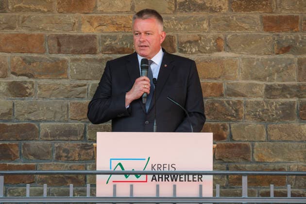 Ausstellungseroeffnung von We AHR strong. Fuenf Jahre, ein neuer Blick in Altenahr (Foto vom 14.07.2026: Ministerpräsident von Rheinland-Pfalz, Gordon Schnieder, spricht). Ueber 60 Portraets und dazu persoenliche Geschichten: Die Freiluftausstellung We AHR strong. Fuenf Jahre, ein neuer Blick rueckt fuenf Jahre nach der Flutkatastrophe die Menschen im Ahrtal in den Fokus. Die Praesentation soll zurueckblicken und nach vorne schauen. Bis zum 24. August sind entlang der Ahr in Altenahr, Bad Neuenahr-Ahrweiler, Sinzig und Schuld die Portraets des Fotografen Ruben Timman vom Museum of Humanity zu sehen. (Siehe epd-Bericht vom 14.07.2026) EDITORIAL USE ONLY *** Exhibition opening for We AHR strong: Five Years, a new perspective on Alten Copyright: epd-bild GuidoxSchiefer 20260714-DSCF8089