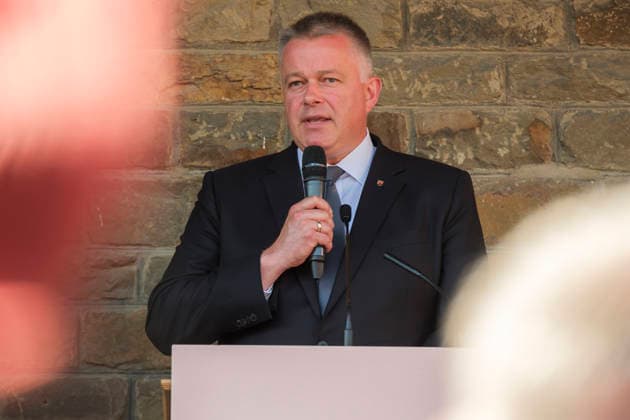 Ausstellungseroeffnung von We AHR strong. Fuenf Jahre, ein neuer Blick in Altenahr (Foto vom 14.07.2026: Ministerpräsident von Rheinland-Pfalz, Gordon Schnieder, spricht). Ueber 60 Portraets und dazu persoenliche Geschichten: Die Freiluftausstellung We AHR strong. Fuenf Jahre, ein neuer Blick rueckt fuenf Jahre nach der Flutkatastrophe die Menschen im Ahrtal in den Fokus. Die Praesentation soll zurueckblicken und nach vorne schauen. Bis zum 24. August sind entlang der Ahr in Altenahr, Bad Neuenahr-Ahrweiler, Sinzig und Schuld die Portraets des Fotografen Ruben Timman vom Museum of Humanity zu sehen. (Siehe epd-Bericht vom 14.07.2026) EDITORIAL USE ONLY *** Exhibition opening for We AHR strong: Five Years, a new perspective on Alten Copyright: epd-bild GuidoxSchiefer 20260714-DSCF8118