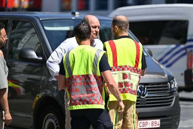 Bruxelles-Brussel mayor Philippe Close pictured at the scene of a fire at the OXY building at place De Brouckere, in Brussels, Tuesday 14 July 2026s. The Brussels Labour Inspectorate confirms several bodies were found in the lift shafts, 6 people are still missing. The fire broke out on the second floor of the building that is currently being renovated.  EMILExWINDAL 181118427