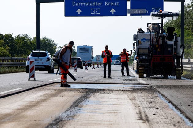 Hitzeschäden führt zu Fahrspursperrung auf Autobahn Auf der A67 zwischen der Anschlussstelle Büttelborn und dem Dreieck Darmstadt-Griesheim in Fahrtrichtung Viernheim sperrt die Niederlassung West der Autobahn GmbH seit dem 13.07.2026 eine Fahrspur. Ursache sind Hitzeschäden am Asphalt, der sich auf rund 120 Metern zu einer etwa 10 Zentimeter hohen Wulst zusammengeschoben hat. Die Verschiebung des Belags war auch an den verzogenen Fahrbahnmarkierungen erkennbar. Wegen der Gefahr für den Verkehr wurde die Spur sofort gesperrt, der beschädigte Belag am Dienstag abgefräst und neuer Asphalt eingebaut. Die Fahrbahn blieb am Dienstag voll gesperrt, ein Termin für die Wiedereröffnung ist unbekannt Griesheim A67 Hessen Deutschland *** Heat