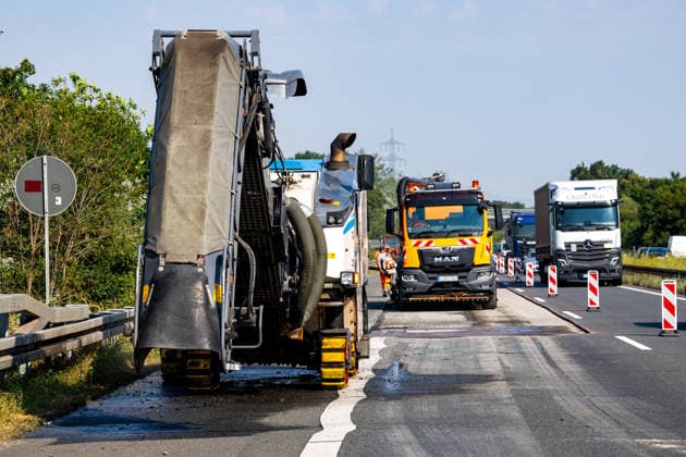 Hitzeschäden führt zu Fahrspursperrung auf Autobahn Auf der A67 zwischen der Anschlussstelle Büttelborn und dem Dreieck Darmstadt-Griesheim in Fahrtrichtung Viernheim sperrt die Niederlassung West der Autobahn GmbH seit dem 13.07.2026 eine Fahrspur. Ursache sind Hitzeschäden am Asphalt, der sich auf rund 120 Metern zu einer etwa 10 Zentimeter hohen Wulst zusammengeschoben hat. Die Verschiebung des Belags war auch an den verzogenen Fahrbahnmarkierungen erkennbar. Wegen der Gefahr für den Verkehr wurde die Spur sofort gesperrt, der beschädigte Belag am Dienstag abgefräst und neuer Asphalt eingebaut. Die Fahrbahn blieb am Dienstag voll gesperrt, ein Termin für die Wiedereröffnung ist unbekannt Griesheim A67 Hessen Deutschland *** Heat